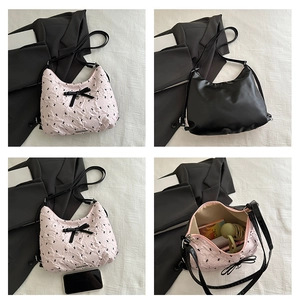Vue détaillée du sac à nœud montrant la capacité intérieure et le design floral