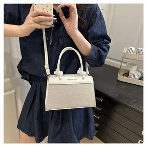 Détail du sac à main en toile bicolore avec imprimé FASHION BAG et bandoulière