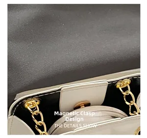Détail de la fermeture magnétique et de la chaîne sur le sac à bandoulière matelassé