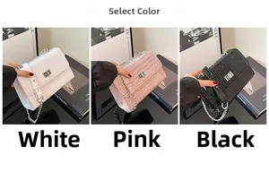 Dettaglio comparativo di borse a catena effetto coccodrillo bianco, rosa e nero con fibbia