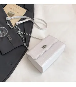Borsa a mano bianca con stampa coccodrillo, tracolla a catena argento e chiusura in metallo