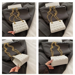 Vues détaillées d'un mini sac carré blanc matelassé avec bandoulière chaîne dorée