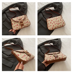 Détails du sac en toile à imprimé cerises avec finitions en cuir et boucle en métal