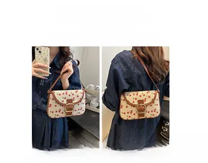 Détails montrant deux façons de porter ce sac en toile à motif cerise et bordure cuir