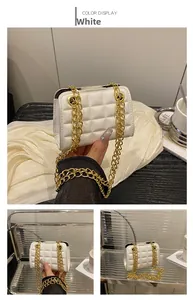 Gros plan sur le mini sac blanc matelassé avec des détails de chaîne dorée chic