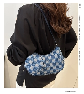 Vista dettagliata della borsa a mezzaluna in denim a scacchi con mini borsa rotonda