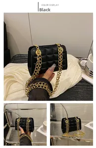 Détail du sac à bandoulière matelassé noir avec chaîne dorée et texture en similicuir