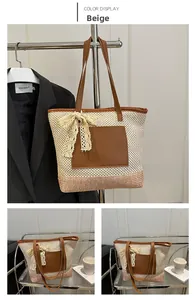 Détail d'un sac cabas en paille tressée avec dégradé beige-marron et nœud en dentelle décoratif