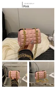 Détail du petit sac rose matelassé avec bandoulière en chaîne dorée et rabat chic