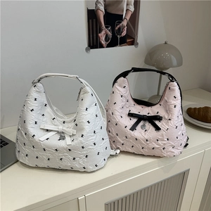 Sacs cabas matelassés en blanc et rose avec broderie lettre K noire et détails nœuds