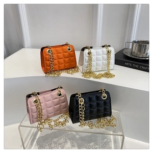 Mini sacs bandoulière en quatre couleurs avec texture matelassée et chaîne dorée