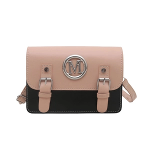 Sac bandoulière bicolore rose et noir avec logo M argenté et lanières décoratives