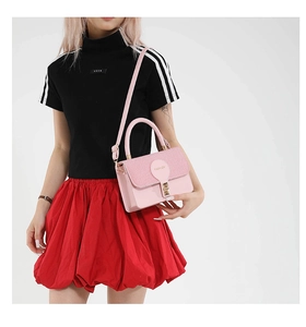 Détail du sac à main rose avec rabat pailleté et boucle rotative en métal doré chic