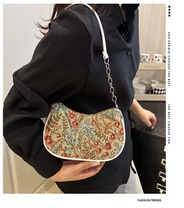 Gros plan sur le tissu jacquard floral du sac avec détail de nœud en métal