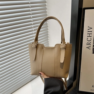 Sac à main minimaliste en cuir grainé beige avec garniture dorée et bandoulière femme