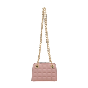 Sac bandoulière rose matelassé avec chaîne dorée et coutures carrées élégantes