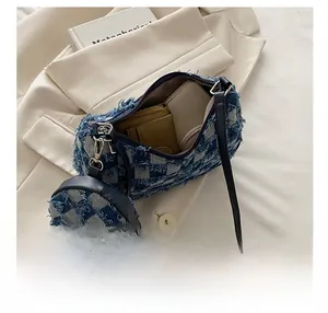 Dettaglio della capacità interna della borsa in denim a scacchi con bordi grezzi