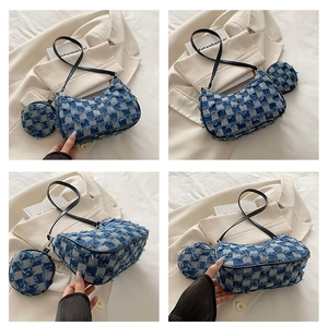 Dettaglio borsa hobo in denim a scacchi con bordi sfrangiati e mini portamonete