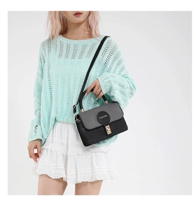 Détail d'un sac à main minimaliste en cuir avec tissu gris et écusson FASHION