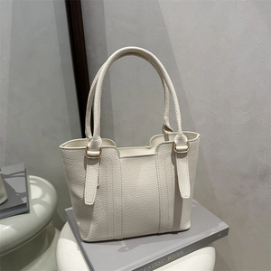 Sac fourre-tout minimaliste en cuir beige avec fines lanières et boucles dorées chic