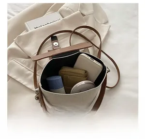 Vue intérieure du sac seau en toile montrant l'espace pour téléphone et cosmétiques