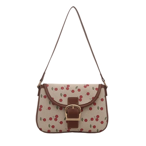 Sac sous le bras imprimé cerises beige avec finitions en cuir brun et boucle dorée