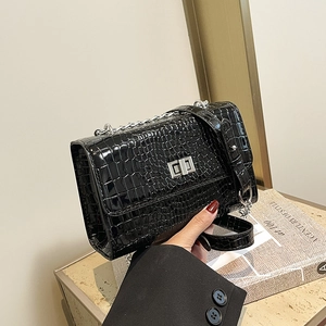 Sac carré élégant noir à motif crocodile avec bandoulière chaîne argentée et fermoir