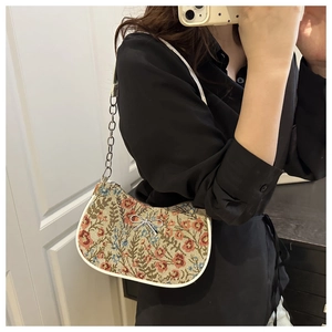 Détail du tissu floral et boucle noeud argenté sur sac cabas vintage avec bandoulière