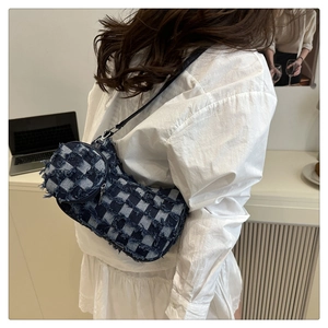 Borsa a mezzaluna in tweed a quadri bianchi e blu con frange e borsellino coordinato