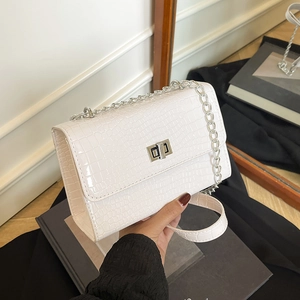Sac carré blanc élégant à motif crocodile avec bandoulière chaîne et fermoir métal
