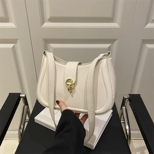 Borsa a spalla minimalista color crema con fibbia dorata e doppia tracolla