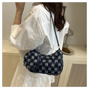 Dettaglio borsa a tracolla in denim a scacchi blu con bordi a frange e portamonete rotondo
