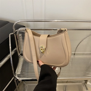 Elegante borsa sottobraccio in pelle beige a mezzaluna con chiusura dorata e tracolla
