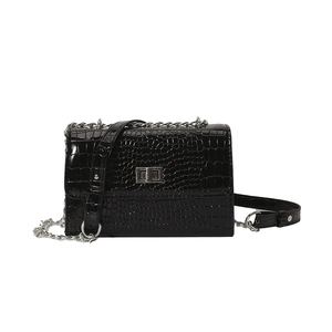 Sac bandoulière carré élégant noir motif crocodile avec chaîne argentée et fermoir métal