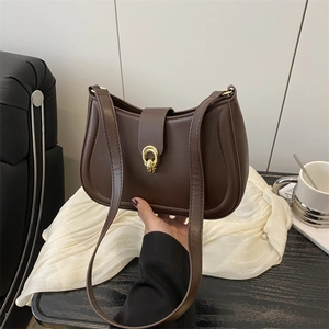 Borsa a mezzaluna minimalista marrone scuro con fibbia dorata e pelle PU liscia elegante