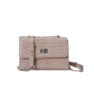 Borsa a tracolla rosa motivo coccodrillo con catena argento e chiusura a girello