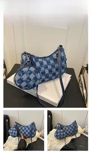 Dettaglio borsa a mezzaluna in denim azzurro con bordi sfrangiati e portamonete