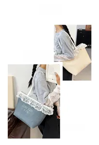 Détail de la bordure en dentelle et du logo imprimé sur ce grand sac cabas