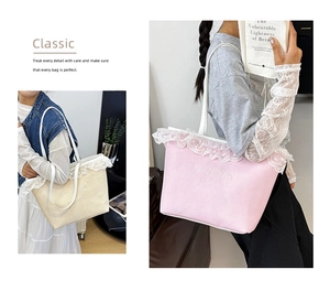 Détail de sacs fourre-tout roses et beiges avec bordure en dentelle blanche et broderie