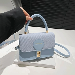 Petit sac carré bleu clair rétro avec texture tressée et boucle dorée femme
