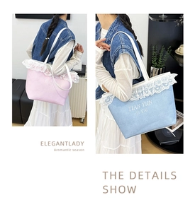 Détail du sac cabas en toile brodé avec bordure en dentelle élégante et lettrage