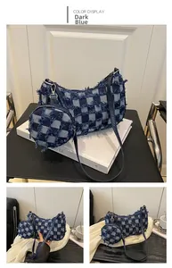 Dettaglio della borsa a mezzaluna in denim a scacchi blu scuro con bordi grezzi e borsellino