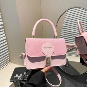 Sac à main chic en cuir texturé rose pour femmes avec boucle dorée et poignée ronde