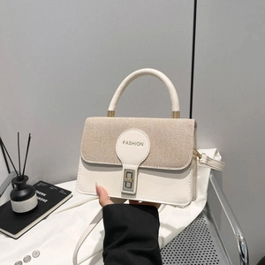 Sac à bandoulière beige minimaliste avec texture tissée et détails en métal doré