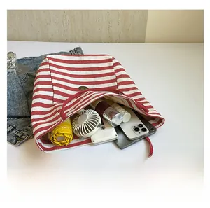 Innenansicht der rot-weiß gestreiften Canvas-Tasche mit großem Fassungsvermögen für Utensilien