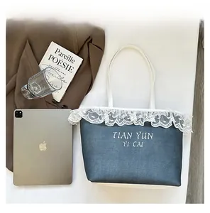 Sac fourre-tout en denim bleu foncé avec dentelle blanche et iPad pour échelle