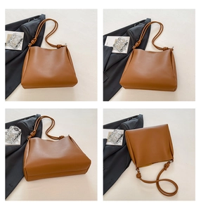 Vue détaillée d'un sac seau en cuir marron avec une bandoulière à nœud élégante