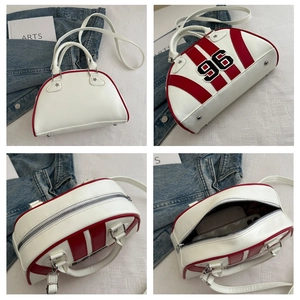Detailoverzicht van rood-witte bowlingtas met nummer 96 patch en ster-stud details