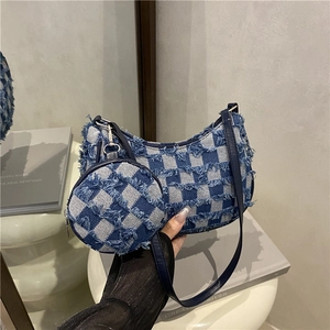 Borsa a mezzaluna in denim a quadretti blu con bordi sfrangiati e portamonete rimovibile