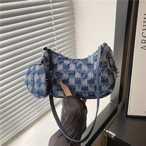 Borsa a mezzaluna in denim a scacchi blu e bianchi con bordi sfrangiati e borsellino